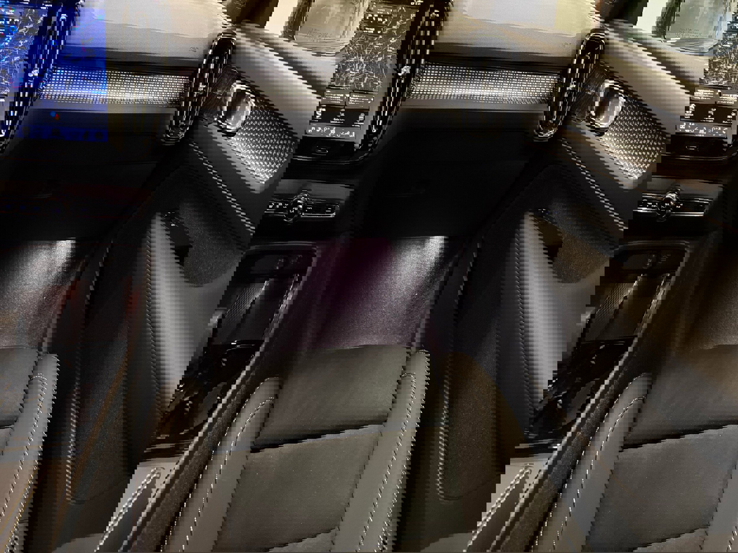 New 2026 Volvo XC40 B5 Ultra w/ Protection Package Premier image 26