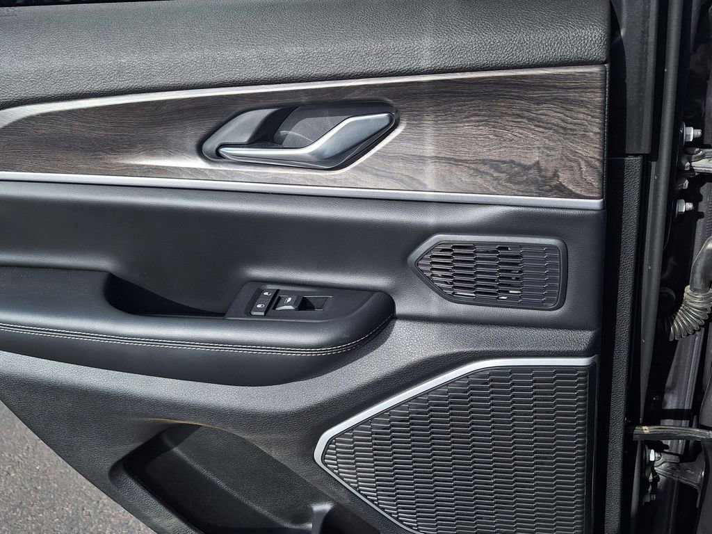 Used 2024 Jeep Grand Cherokee Limited w/ Black Appearance Package image 15