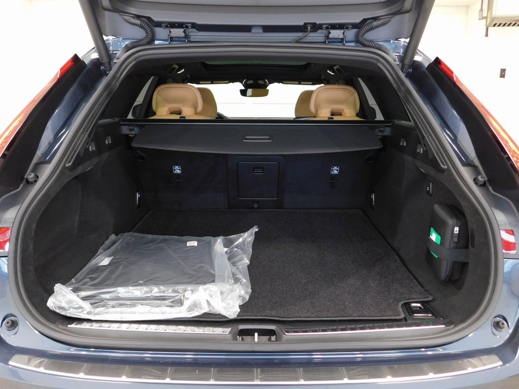 Used 2026 Volvo V90 B6 Cross Country Ultra image 76