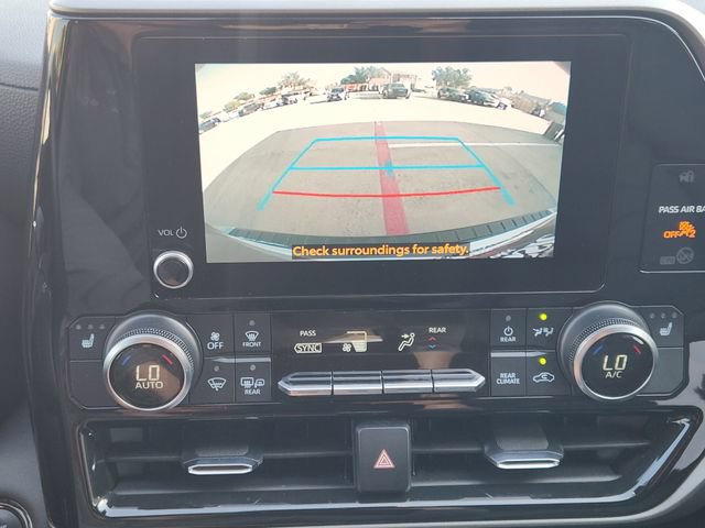 Used 2023 Toyota Highlander XLE FWD image 6