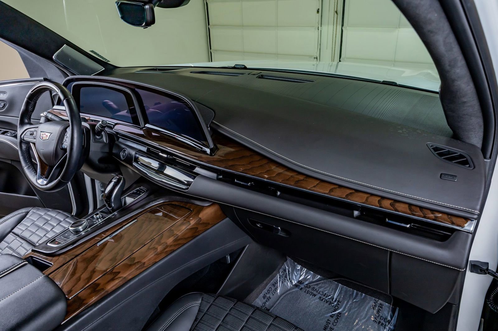 Used 2024 Cadillac Escalade Sport Platinum w/ LPO, ONYX Package AWD/4WD image 17