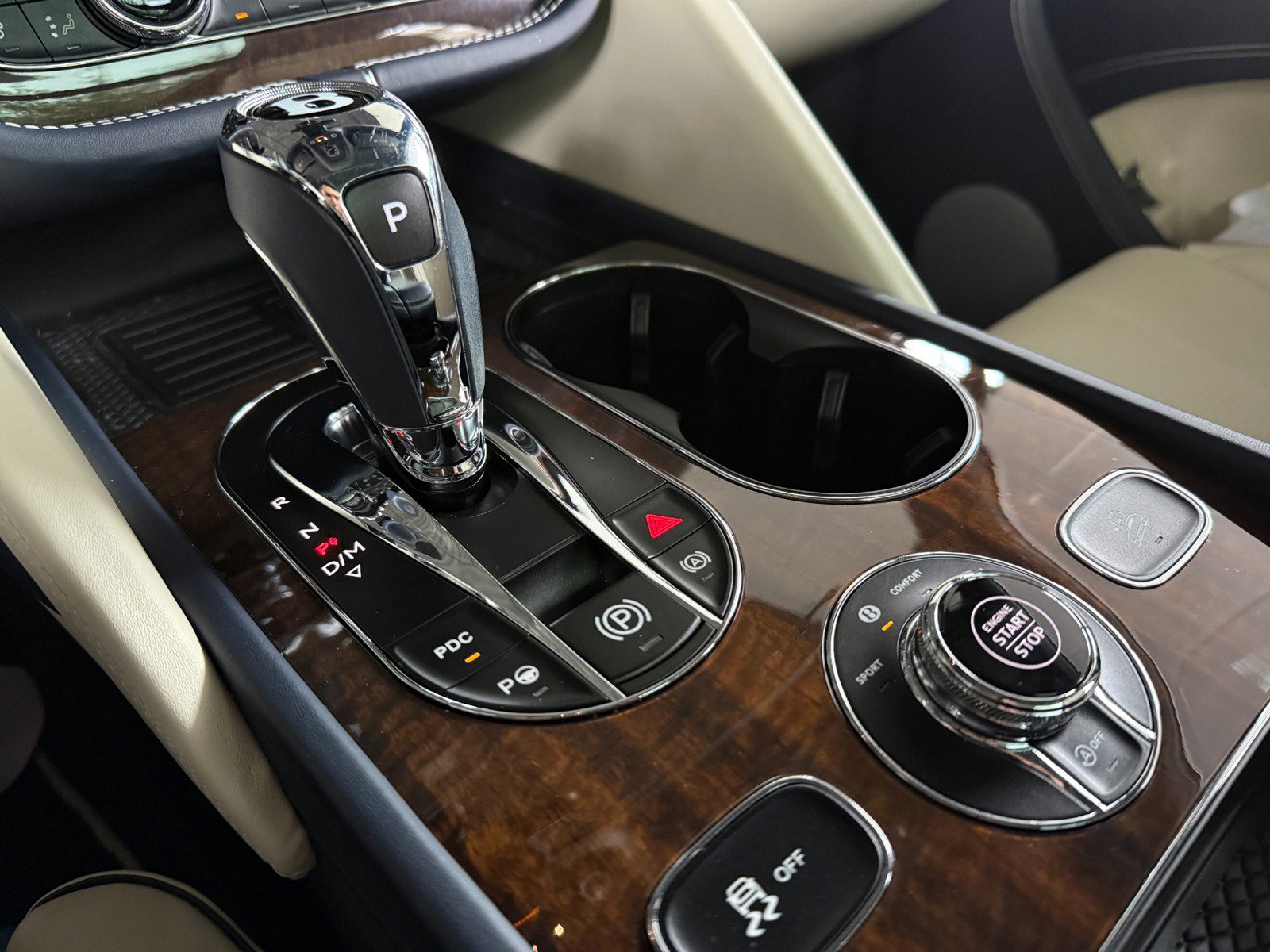 Used 2023 Bentley Bentayga Extended Wheelbase image 38
