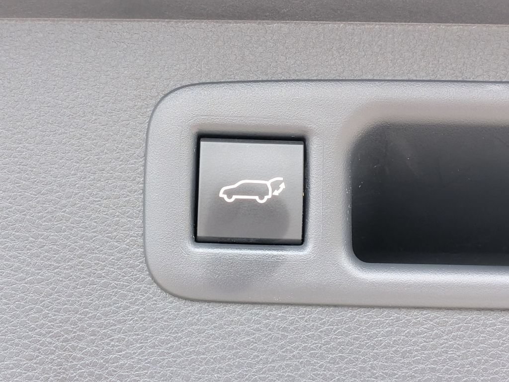 Used 2023 Toyota Highlander LE FWD image 33