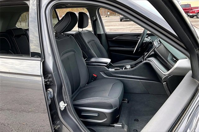 Used 2024 Jeep Grand Cherokee Laredo image 26