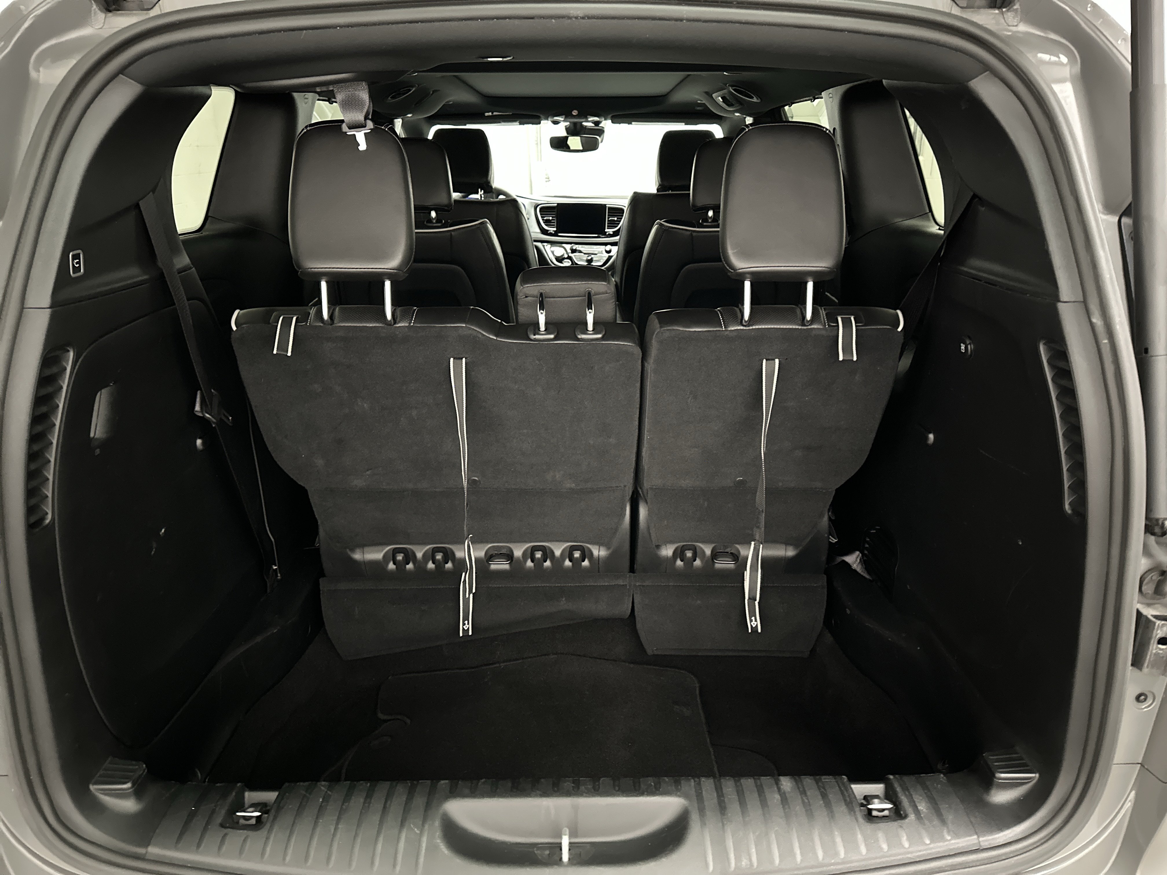 Used 2025 Chrysler Pacifica Limited FWD image 15