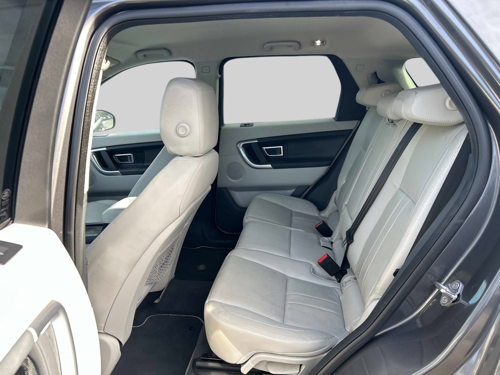 Used 2019 Land Rover Discovery Sport SE image 12