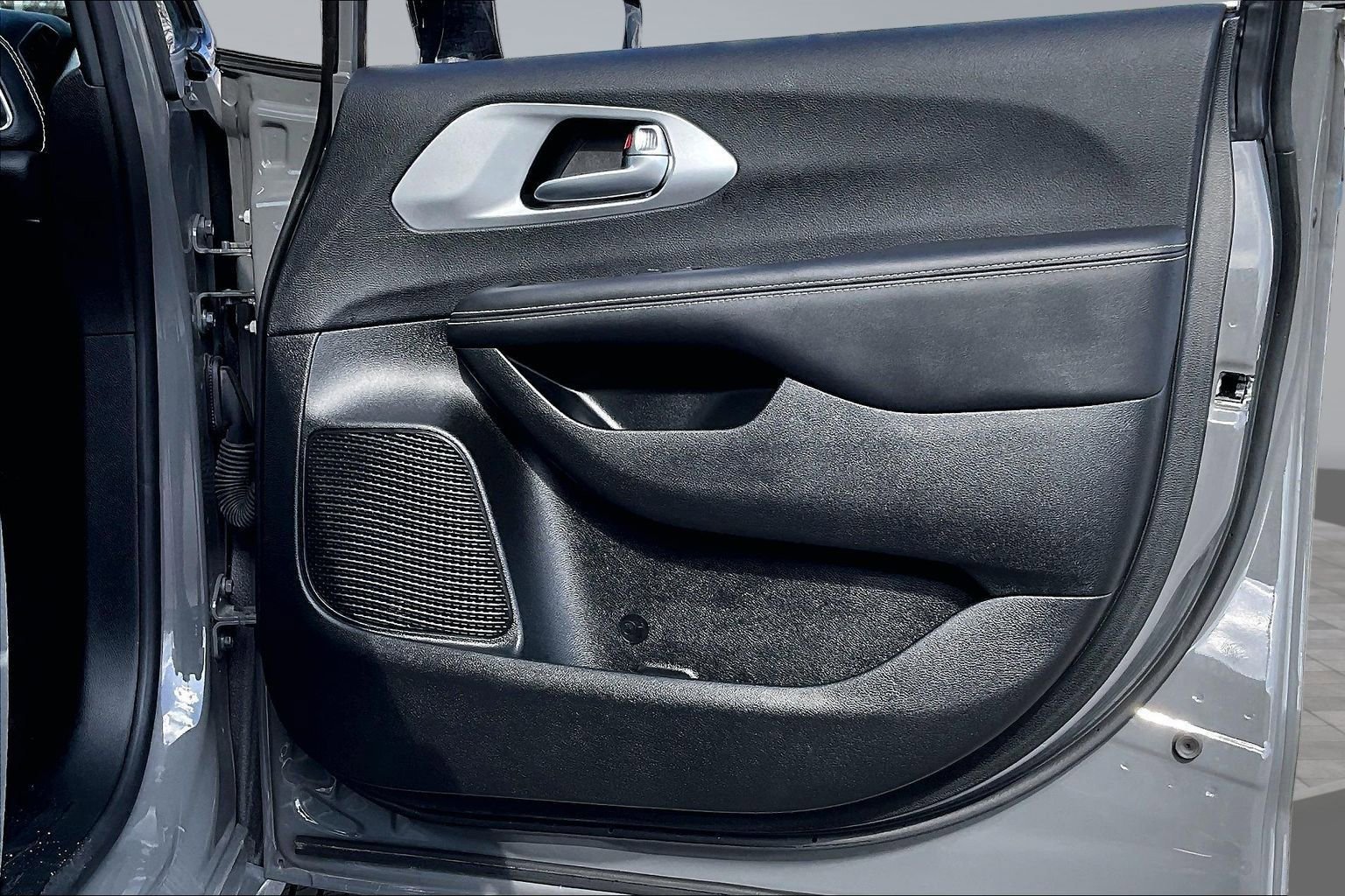 Used 2025 Chrysler Pacifica Limited image 18