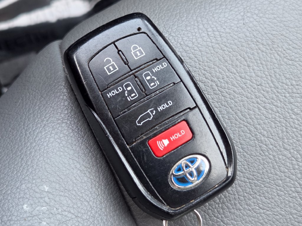 Used 2023 Toyota Sienna XLE FWD image 37