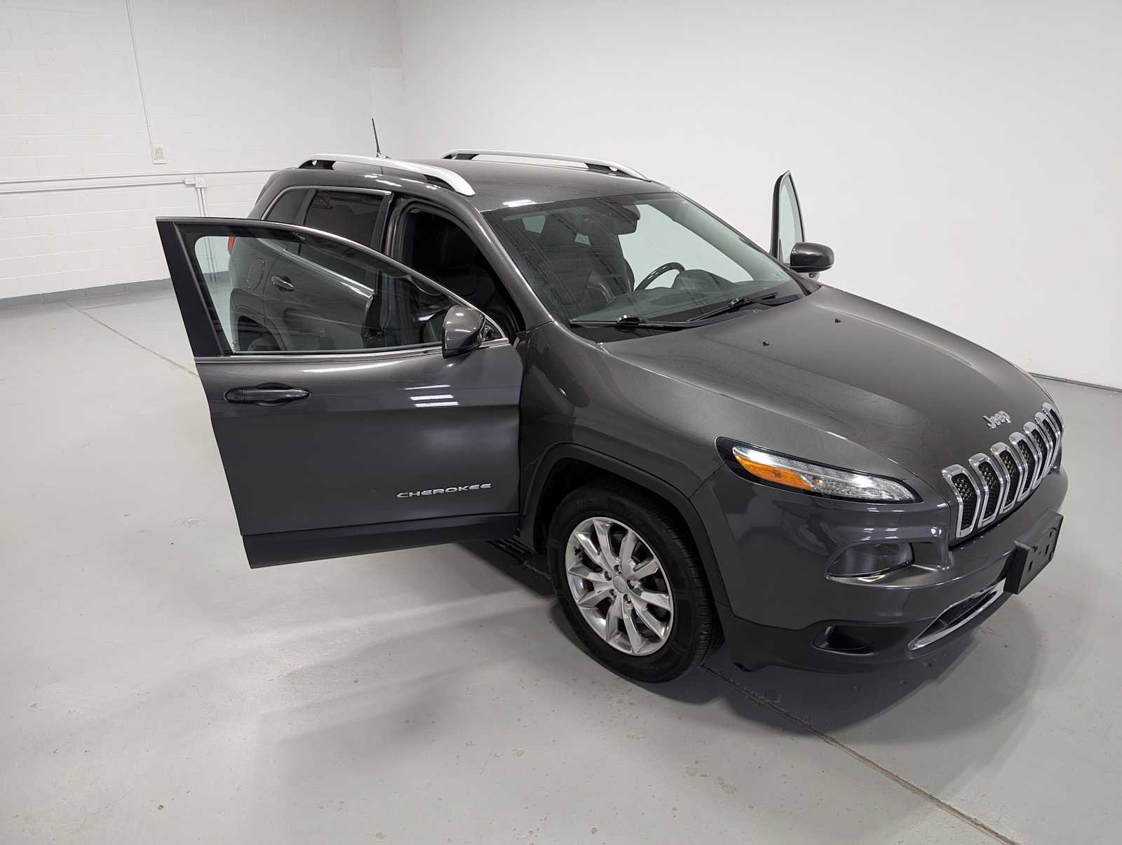 Used 2017 Jeep Cherokee Limited AWD/4WD image 16
