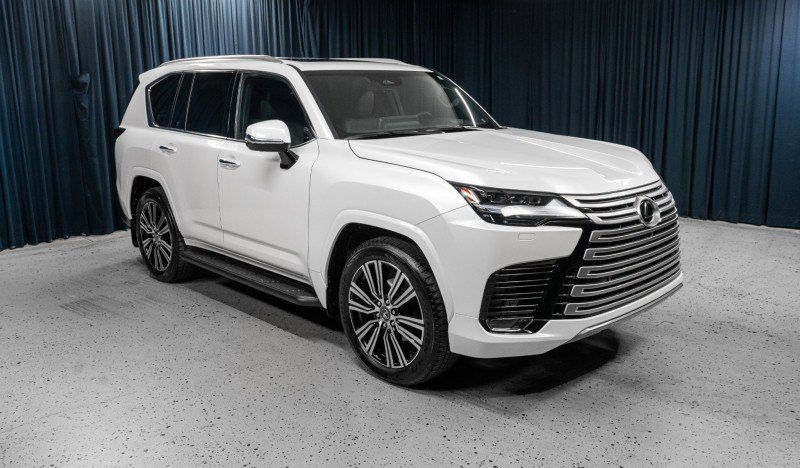 Used 2026 Lexus LX 600 4WD w/ Accessory Package (2T) image 3