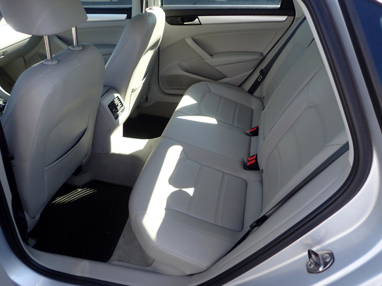 Used 2013 Volkswagen Passat TDI SE image 10