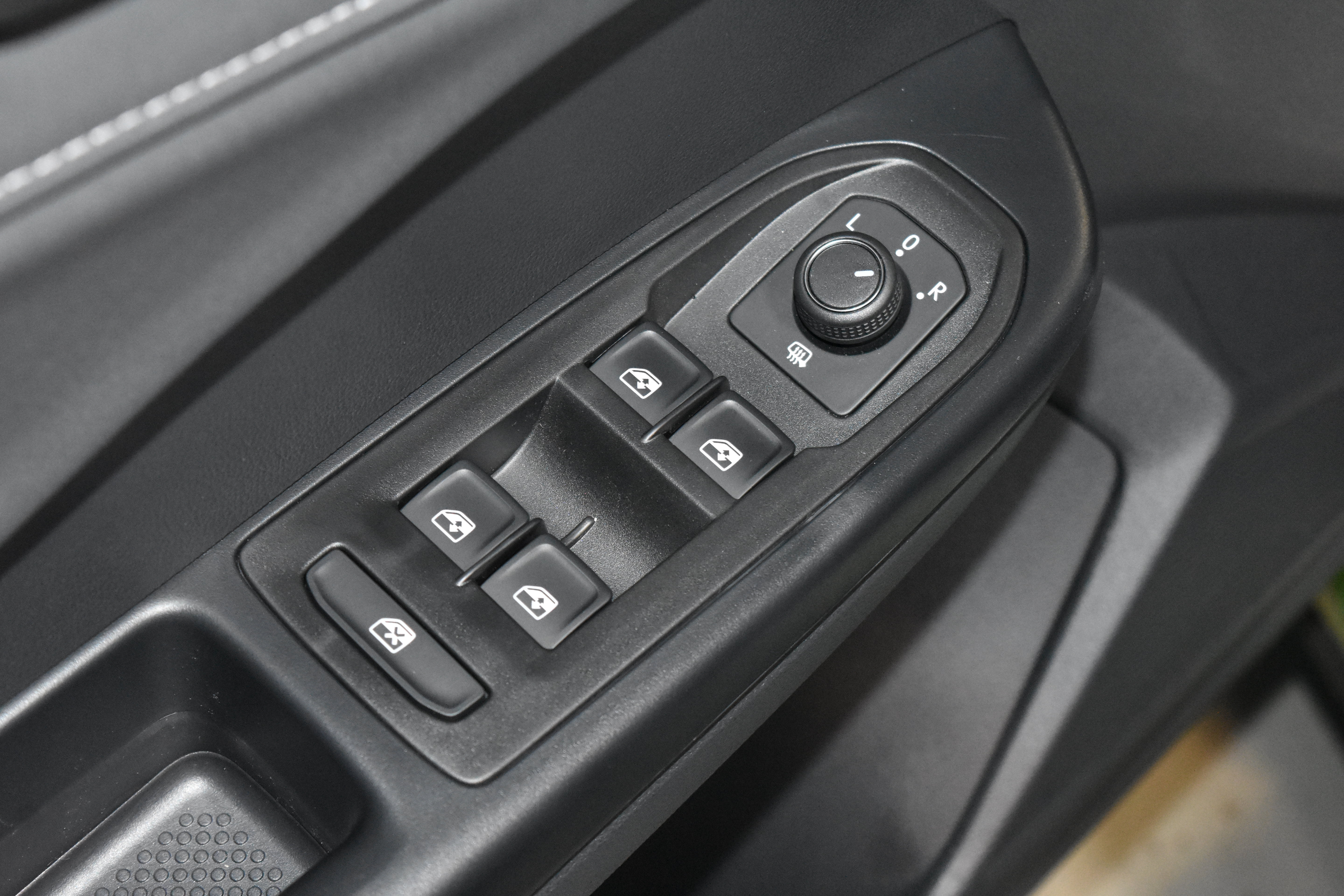 New 2026 Volkswagen Taos SE FWD image 4