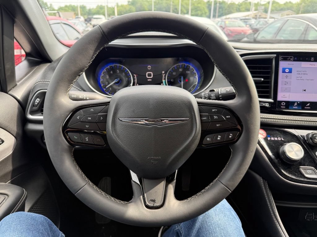 Used 2025 Chrysler Pacifica Limited FWD image 10