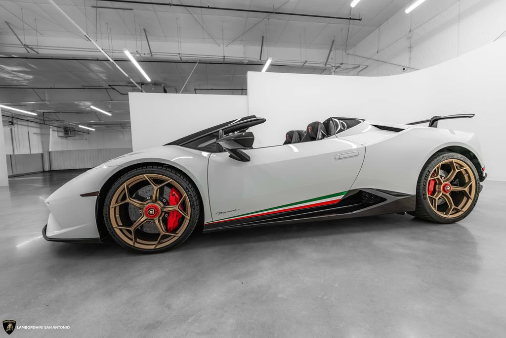 Used 2019 Lamborghini Huracan Performante AWD/4WD image 10
