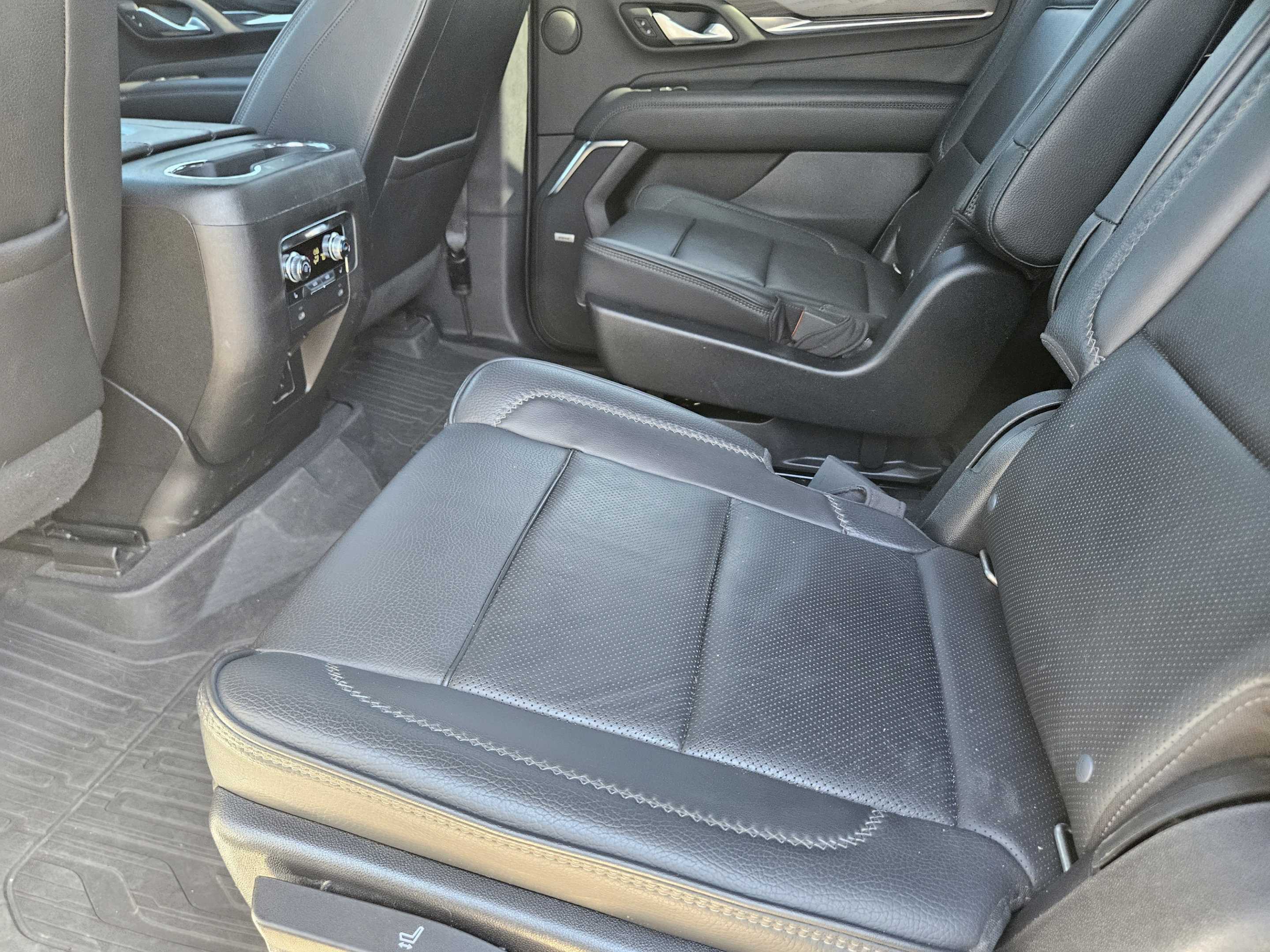 Used 2022 GMC Yukon Denali w/ Denali Premium Package AWD/4WD image 22