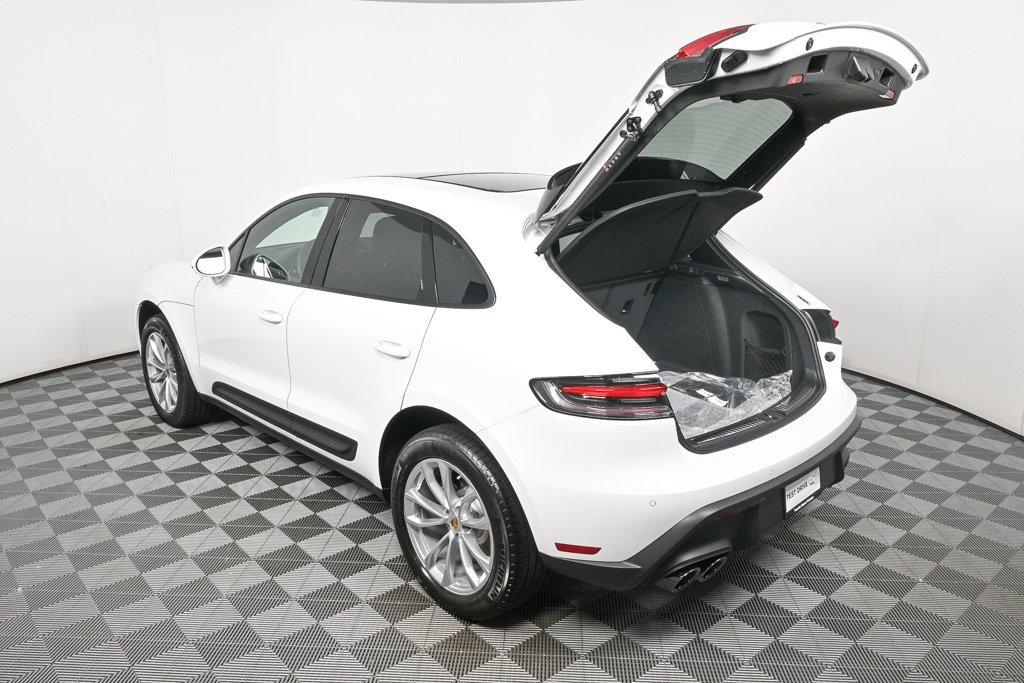 Certified 2025 Porsche Macan image 32