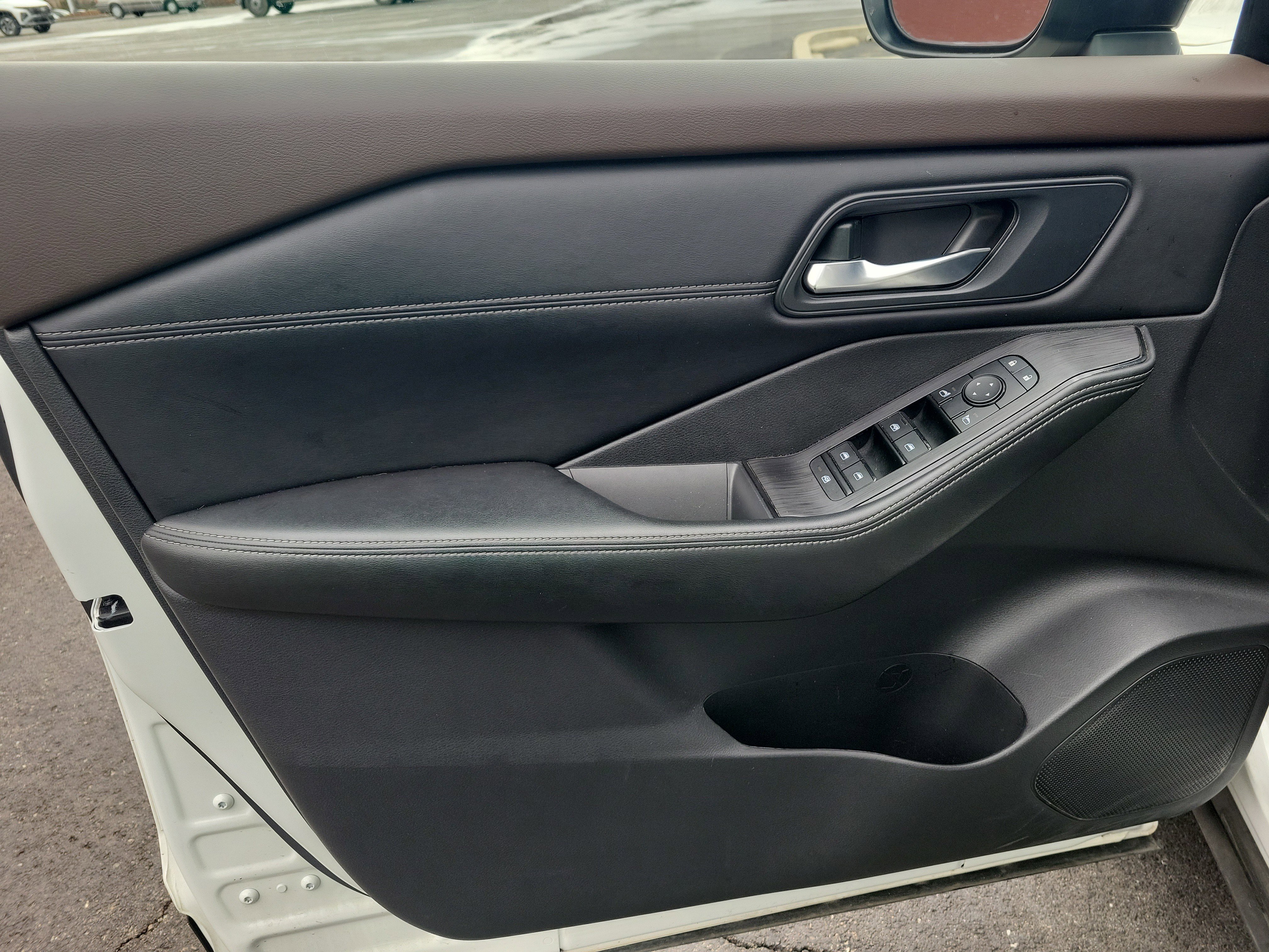 Used 2023 Nissan Rogue SV w/ SV Premium Package image 19