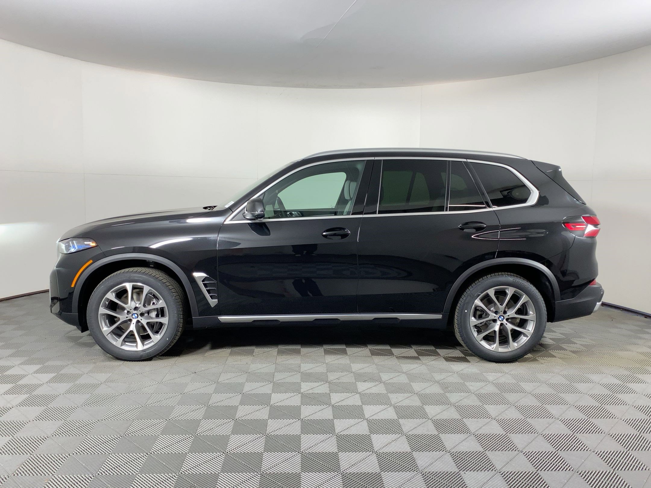 Used 2026 BMW X5 xDrive40i w/ Climate Comfort Package image 2
