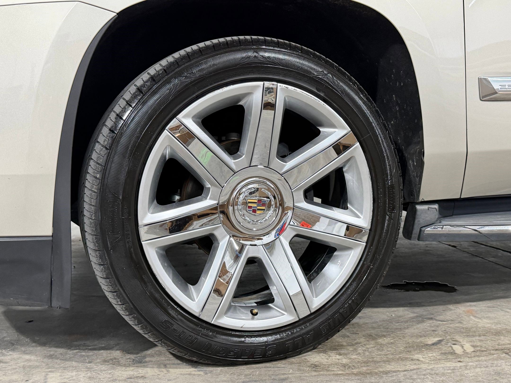 Used 2015 Cadillac Escalade Luxury AWD/4WD image 11