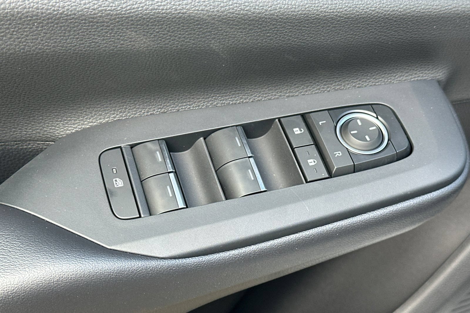 New 2026 Toyota Prius Plug-In Hybrid FWD image 12