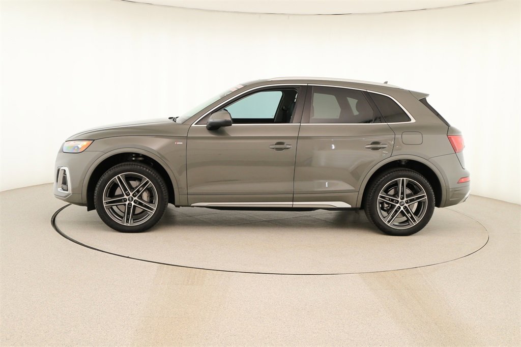 Used 2024 Audi Q5 e Premium w/ Convenience Package image 2