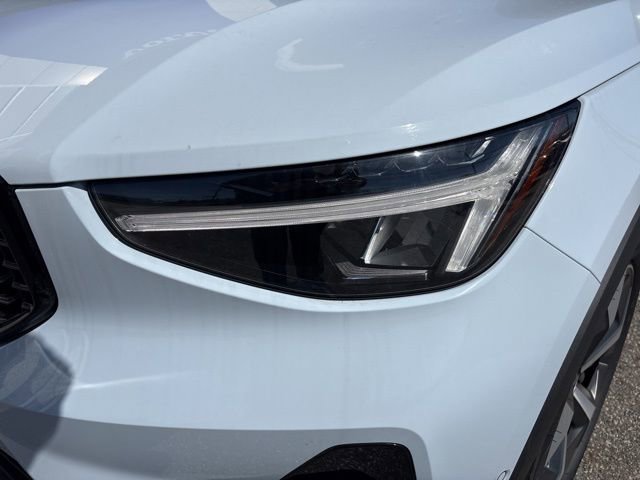 Used 2025 Volvo XC40 B5 Plus AWD/4WD image 9