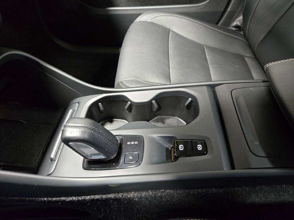 Used 2019 Volvo XC40 T5 Momentum image 29