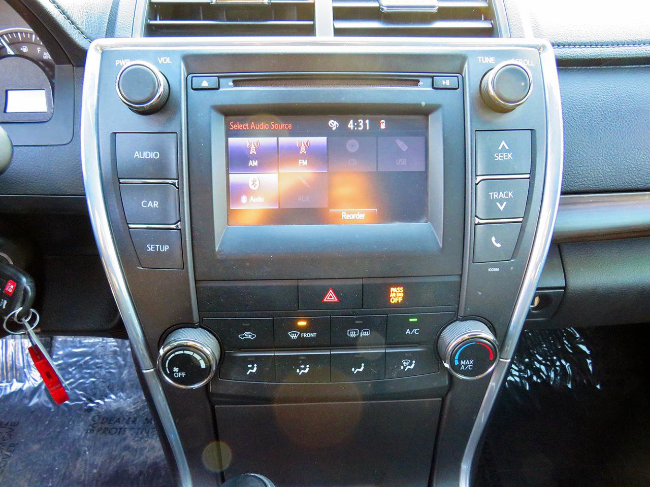 Used 2015 Toyota Camry LE image 28