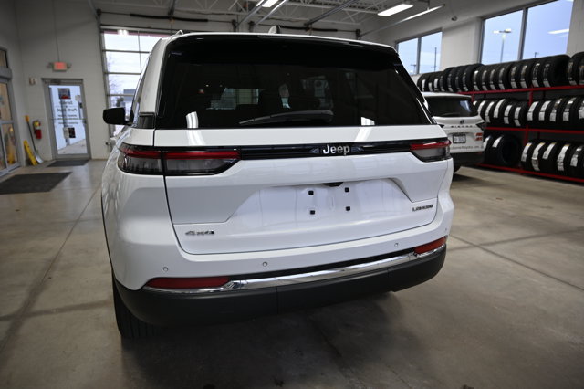 Used 2023 Jeep Grand Cherokee Laredo w/ Luxury Tech Group I AWD/4WD image 7