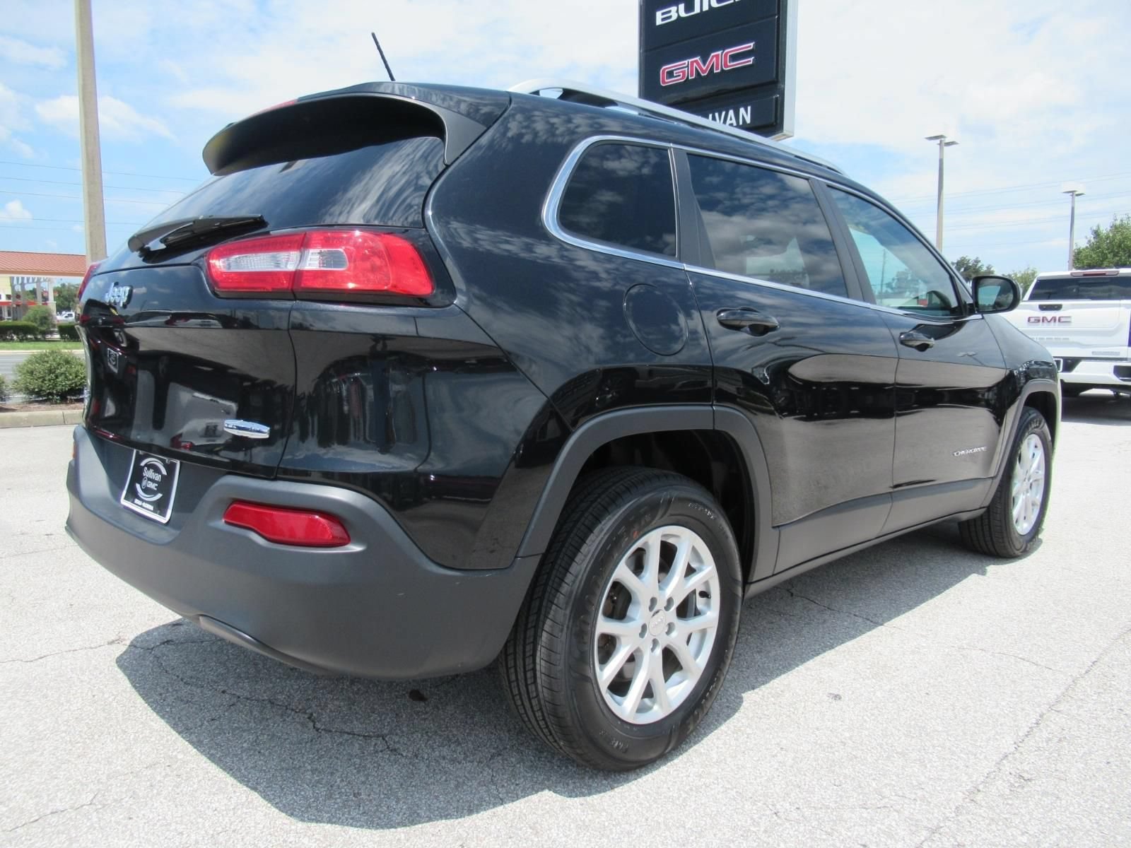Used 2015 Jeep Cherokee Latitude w/ Cold Weather Group AWD/4WD image 7