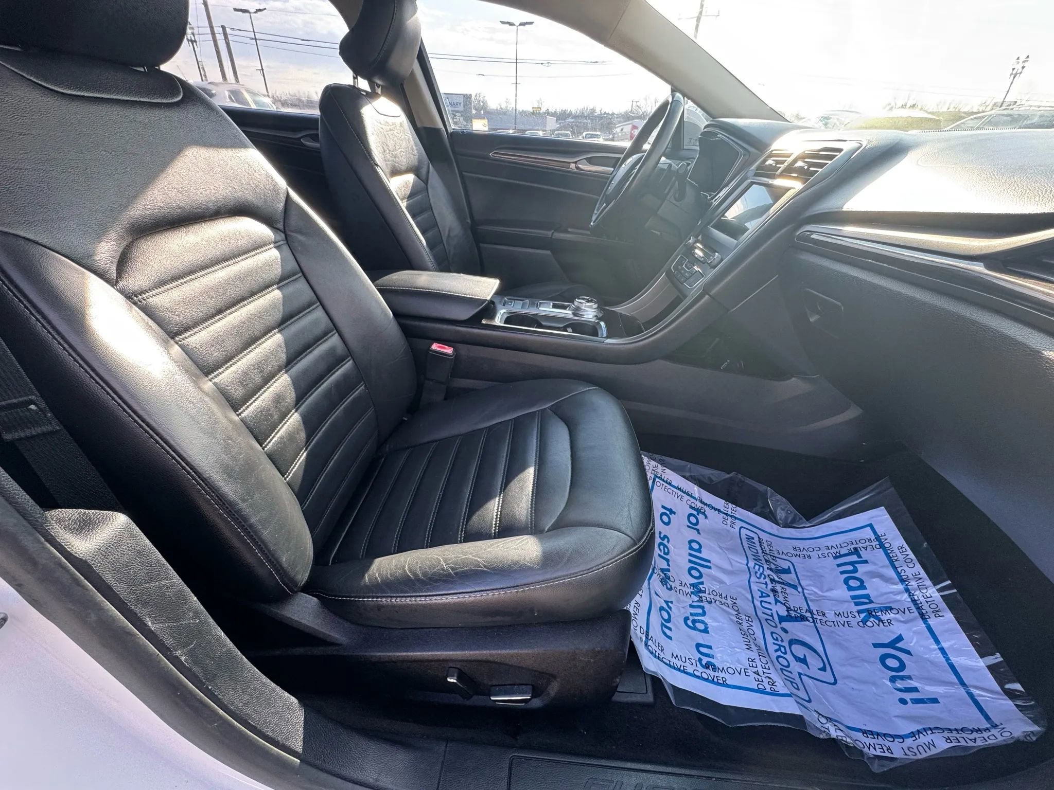 Used 2017 Ford Fusion SE w/ Fusion SE Technology Package image 28