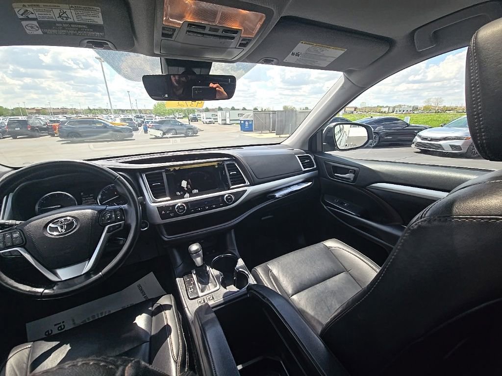 Used 2019 Toyota Highlander XLE AWD/4WD image 27