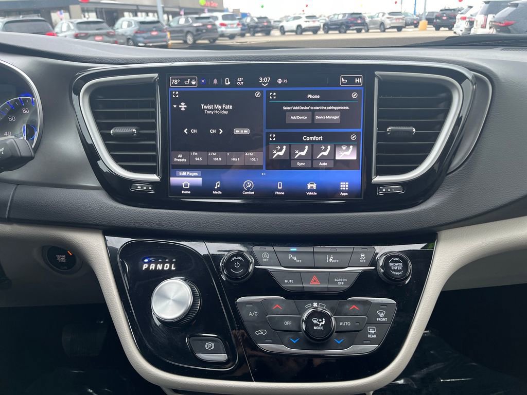 Used 2024 Chrysler Pacifica Touring-L image 24