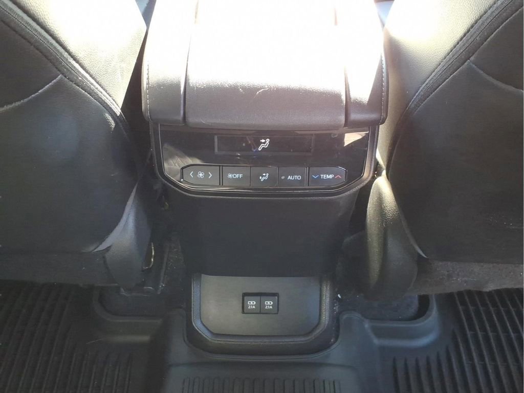 Used 2021 Toyota Highlander XLE AWD/4WD image 21