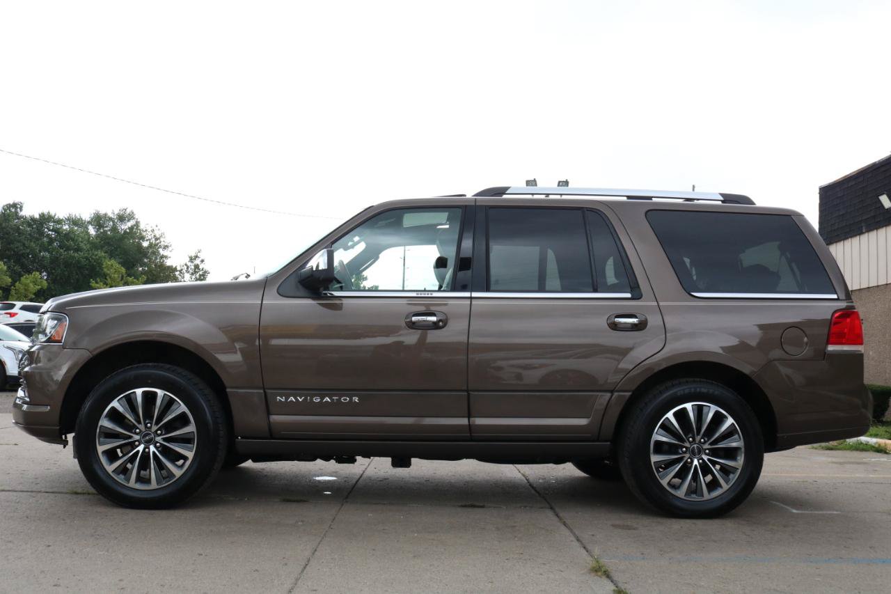 Used 2017 Lincoln Navigator Select AWD/4WD image 16