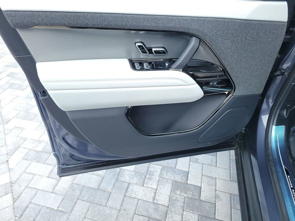 Used 2025 Land Rover Range Rover Sport SE AWD/4WD image 23