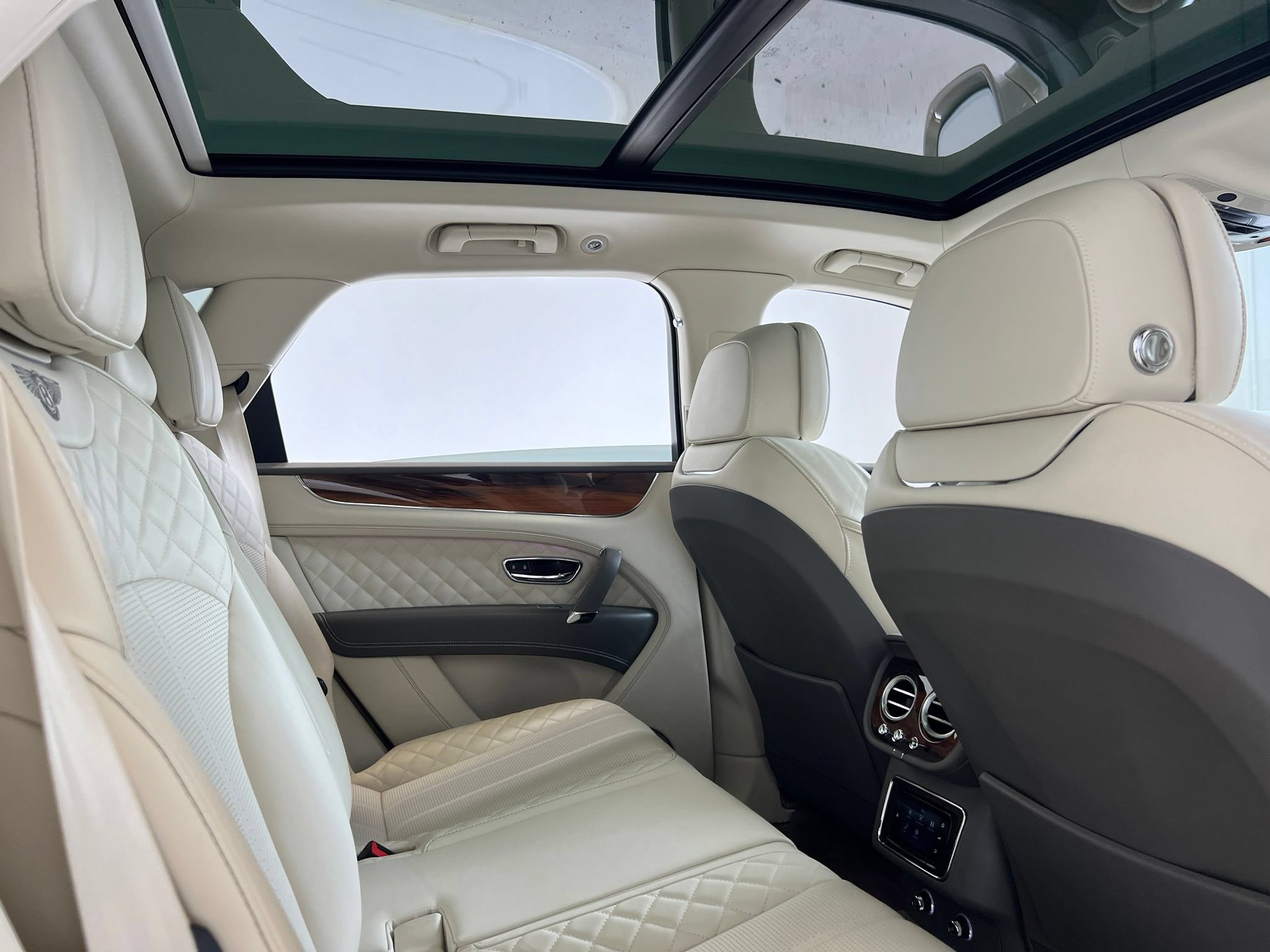 Used 2018 Bentley Bentayga AWD/4WD image 24
