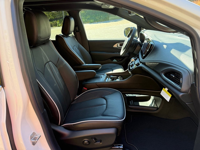 New 2026 Chrysler Pacifica Limited image 25