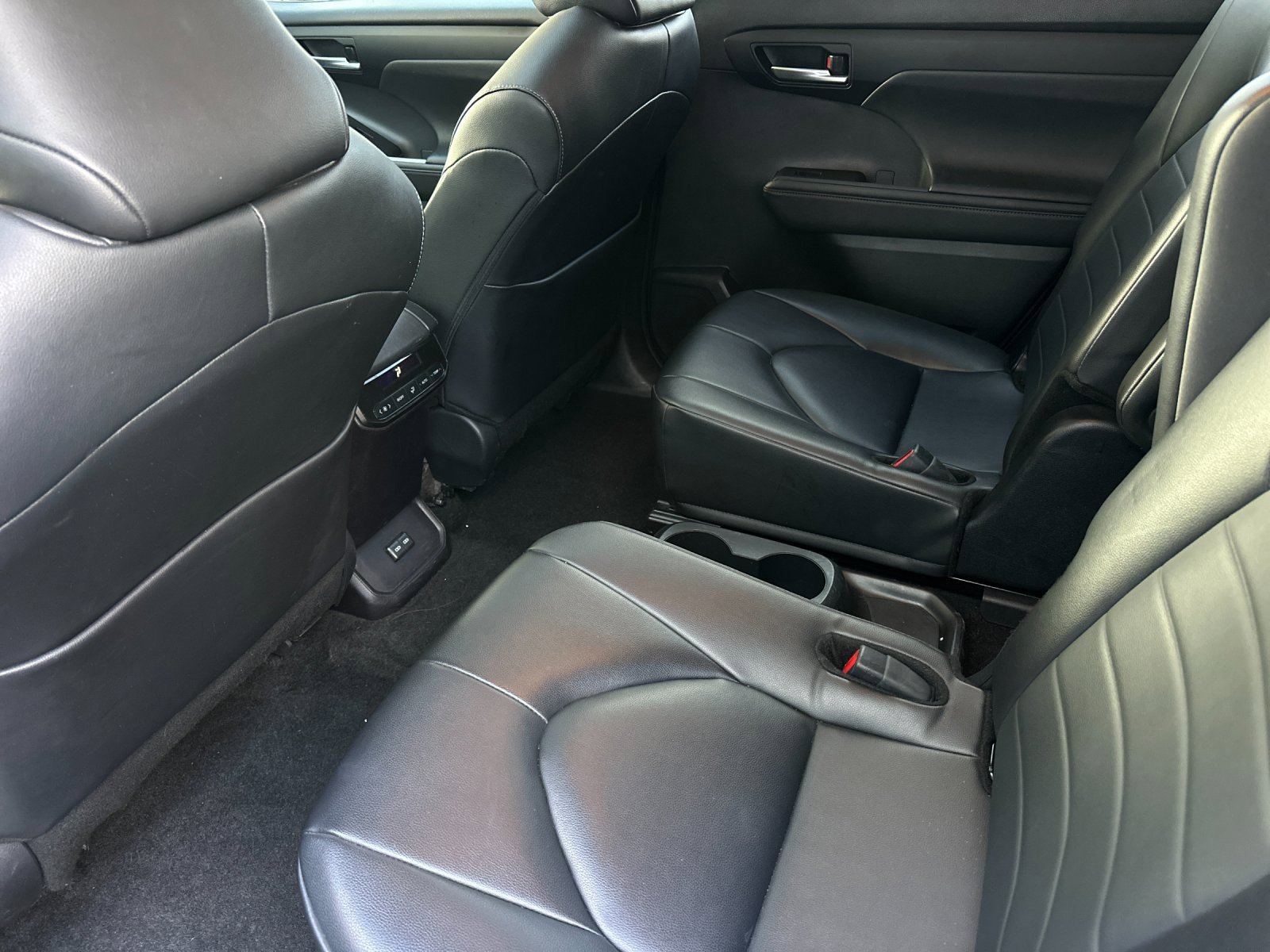 Used 2024 Toyota Highlander XLE image 11