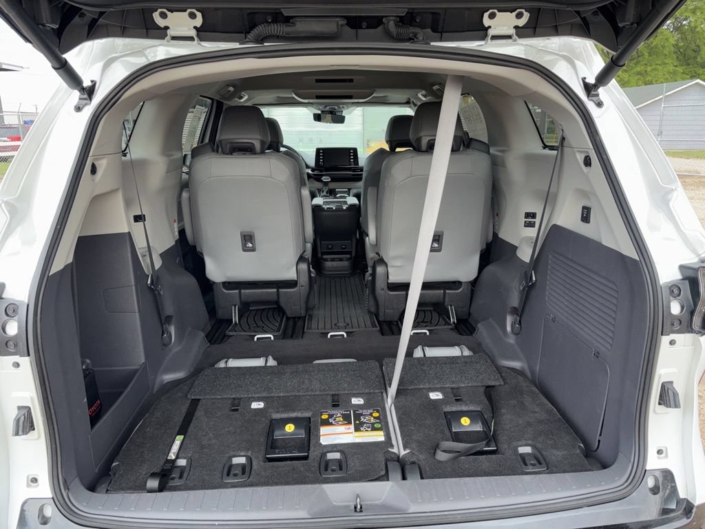 Used 2023 Toyota Sienna Limited AWD/4WD image 9