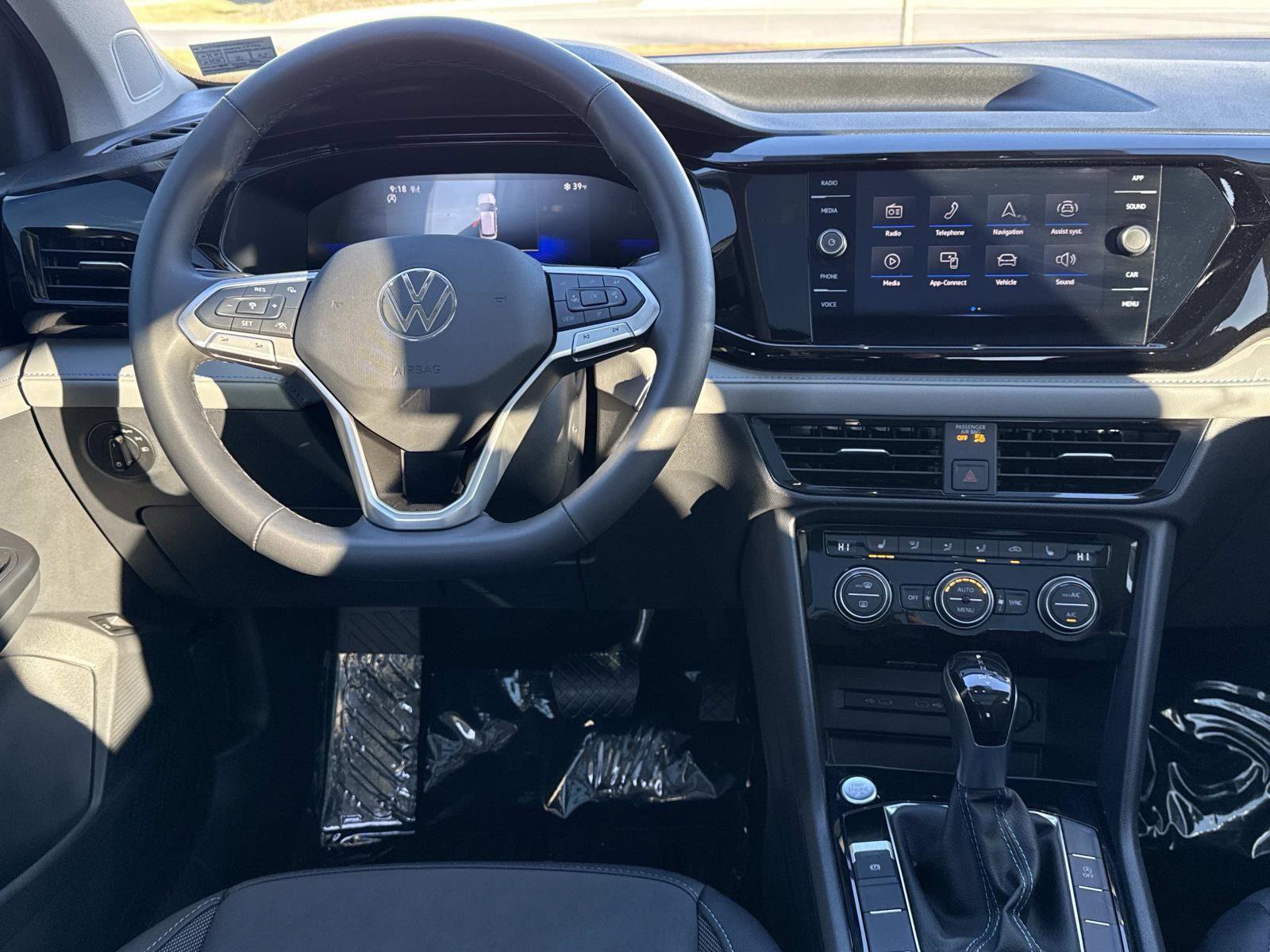 Used 2024 Volkswagen Taos SE image 2