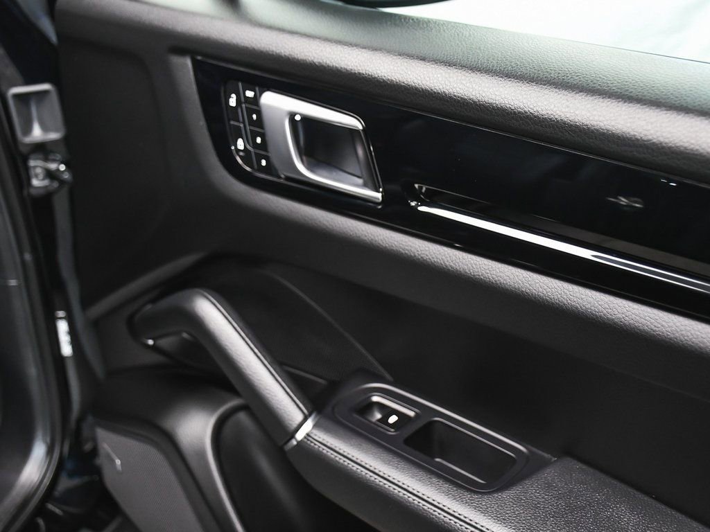 Used 2022 Porsche Cayenne Platinum Edition AWD/4WD image 17