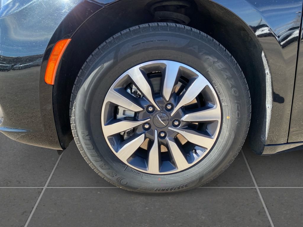 Used 2024 Chrysler Pacifica Select image 10