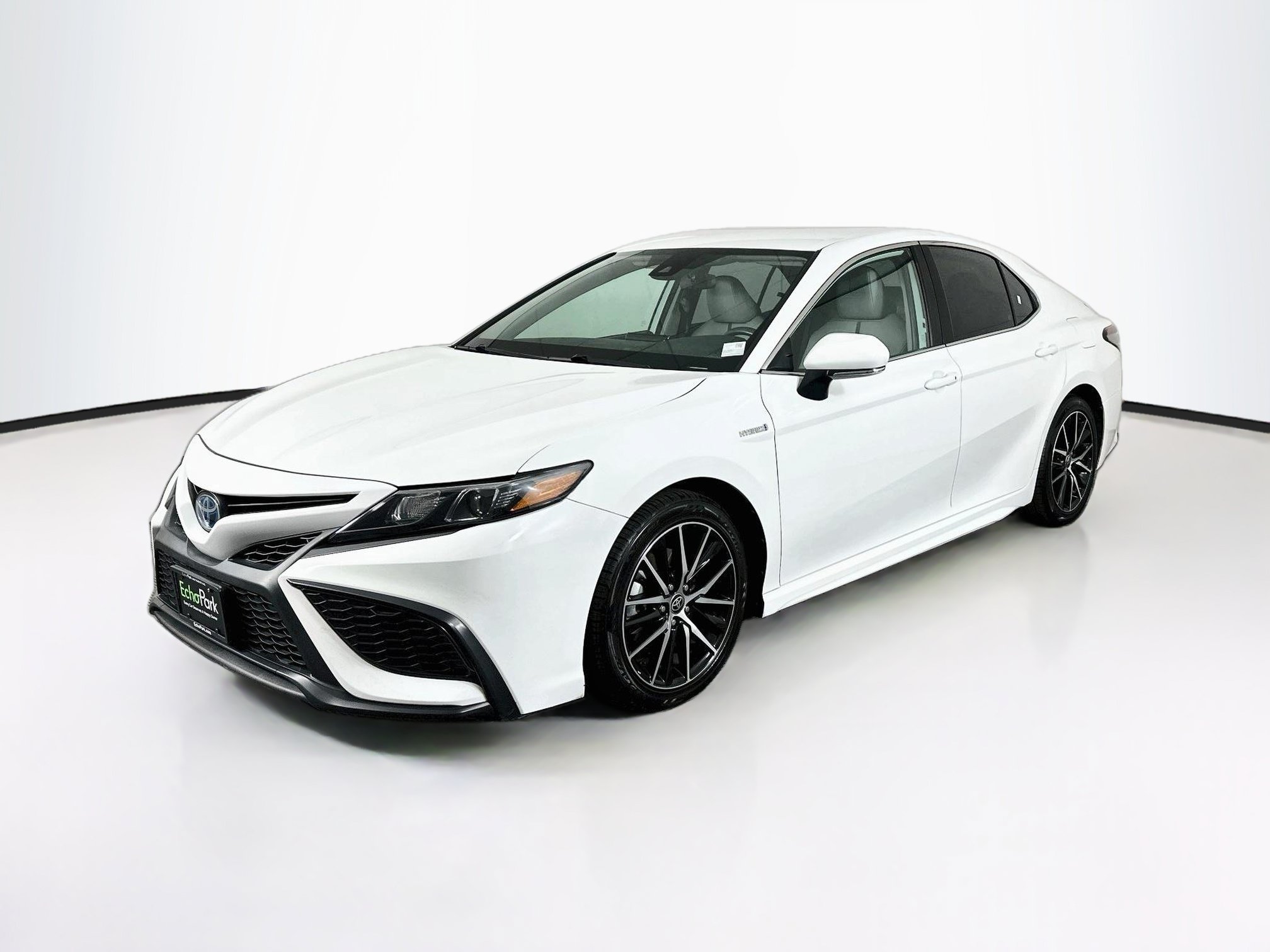 Used 2021 Toyota Camry SE w/ Cold Weather Package FWD image 3