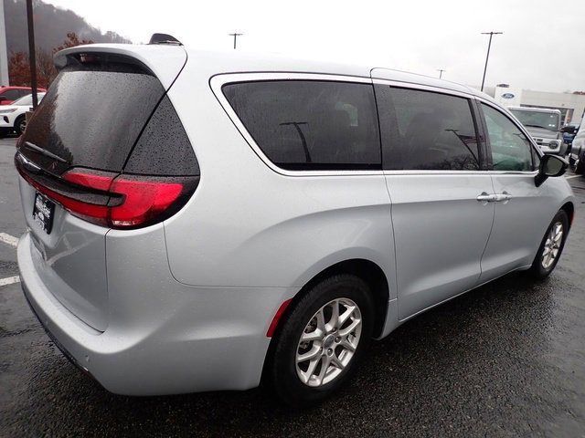 Used 2024 Chrysler Pacifica Touring-L image 9
