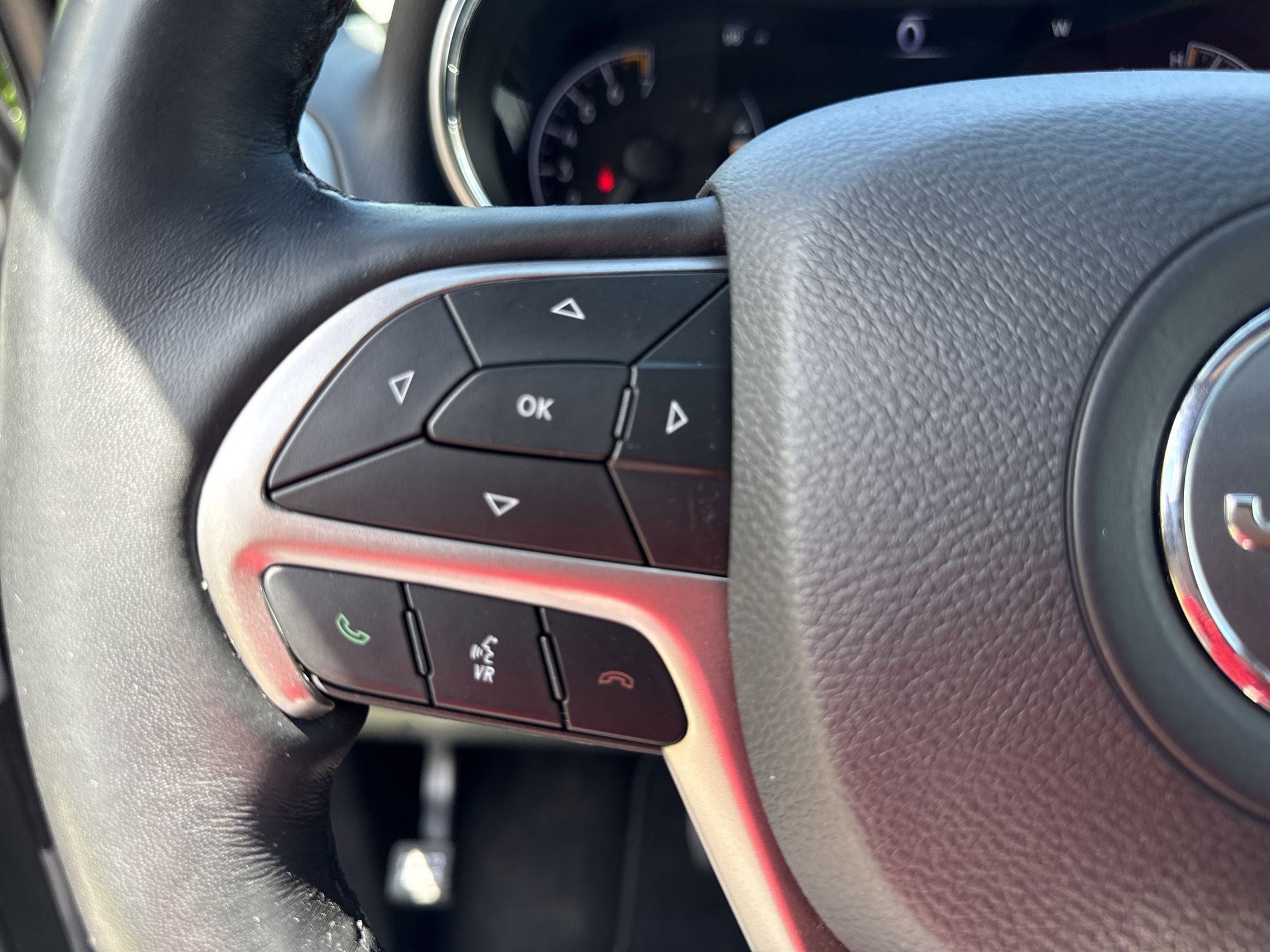 Used 2021 Jeep Grand Cherokee Limited w/ Luxury Group II image 2