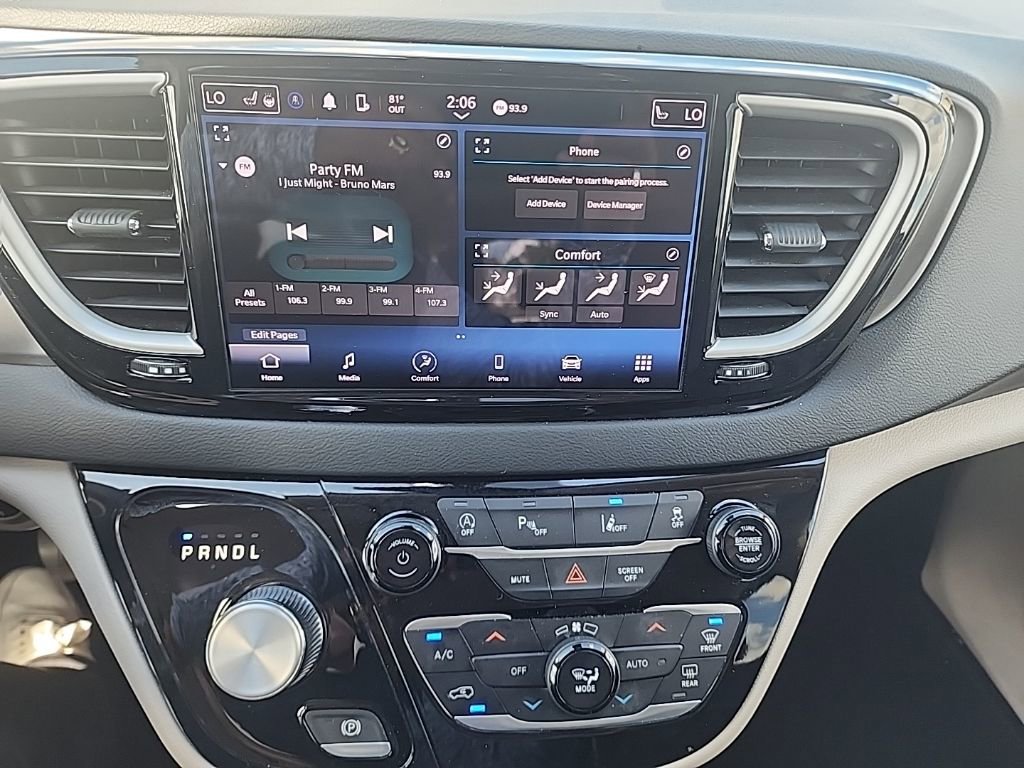 Used 2023 Chrysler Pacifica Touring-L image 17