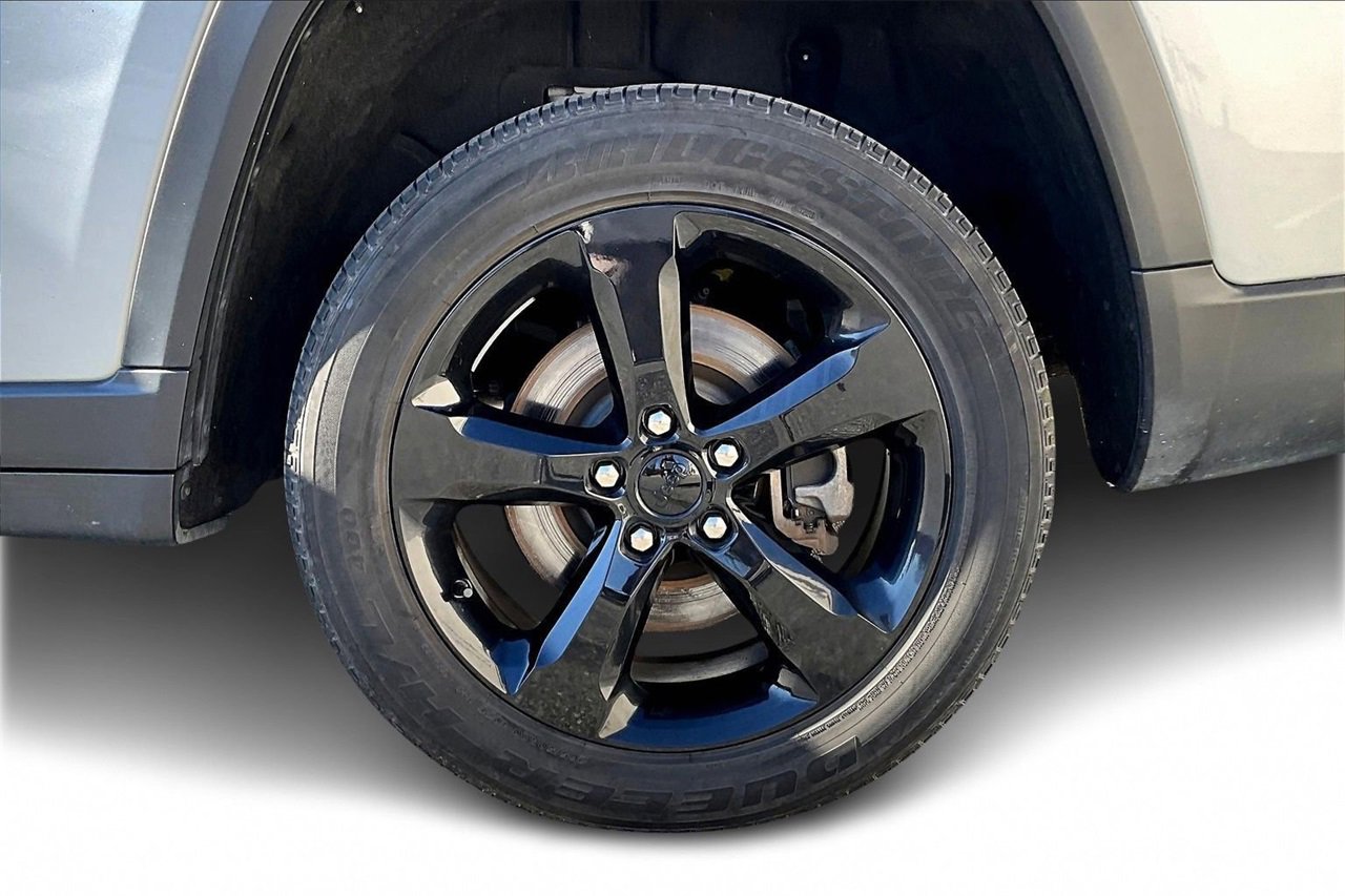 Used 2023 Jeep Grand Cherokee L Laredo image 33