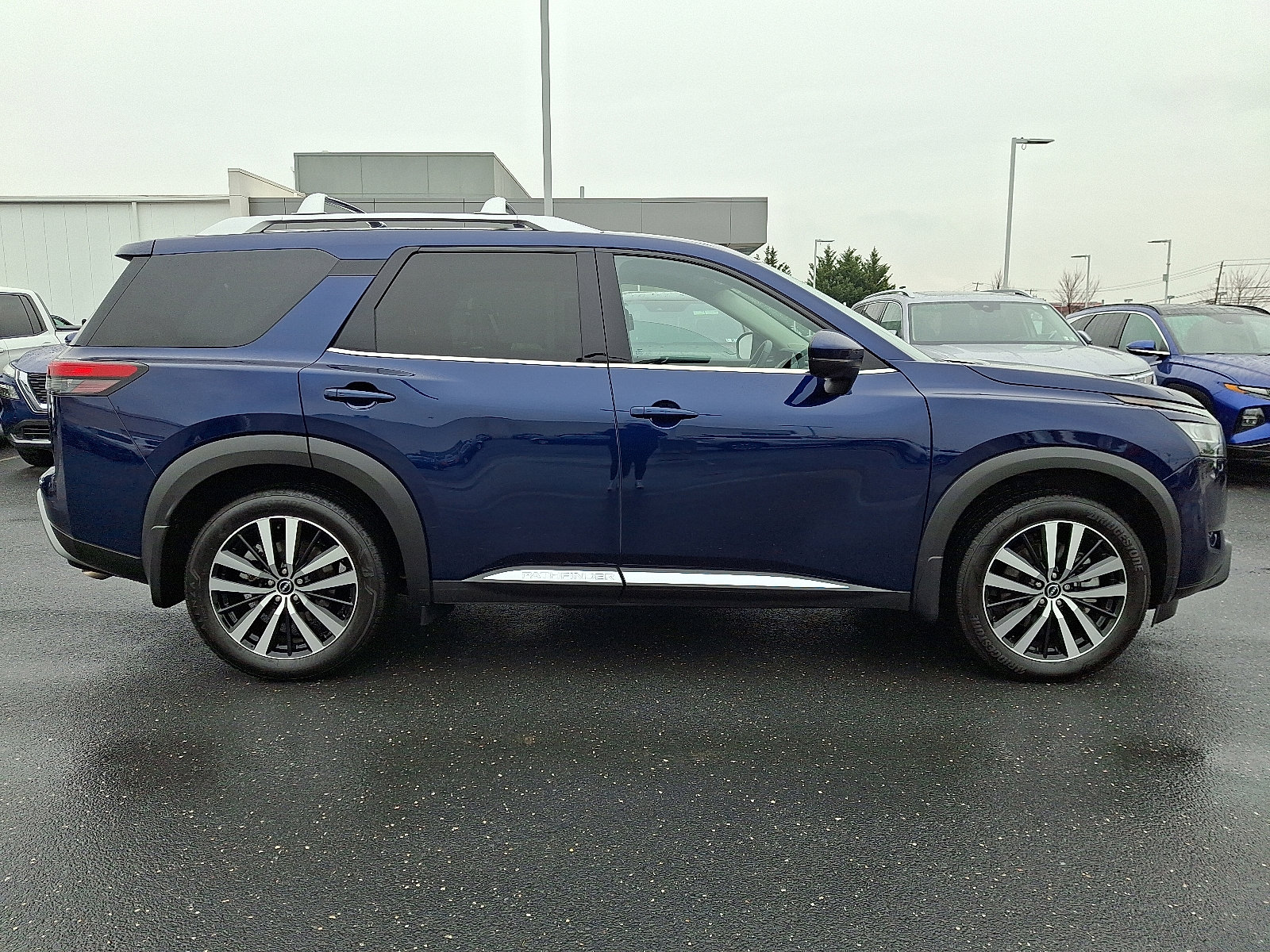 Used 2024 Nissan Pathfinder Platinum image 7