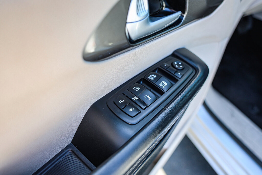 Used 2024 Chrysler Pacifica Touring-L FWD image 12